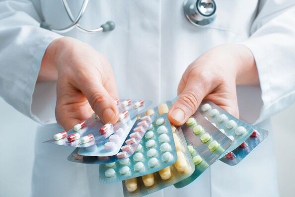 O médico prescribe antibióticos para tratar a prostatite